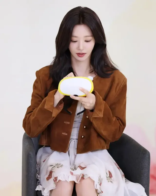 핑크 가디건 & 시스루 뱅 | "팬들은 다 좋아"라고 외치게 만드는 이주빈의 러블리한 매력 /사진=이주빈 인스타그램