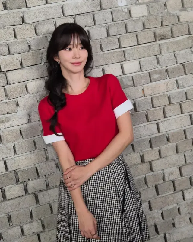 레드 니트 & 풀 뱅 | 앞머리 하나로 완성한 상큼 지수 100%의 레트로 룩 /사진=이주빈 인스타그램