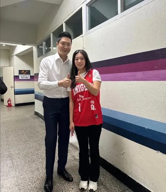 #엄지척 #승리요정 | 유니폼을 입고 전희철 감독과 함께 승리의 기운을 전하는 밝은 에너지