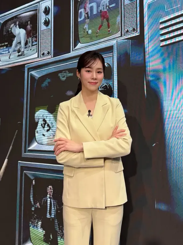 옐로우 수트 셋업 | 흑백 화면도 컬러로 바꿀 듯한 화사한 