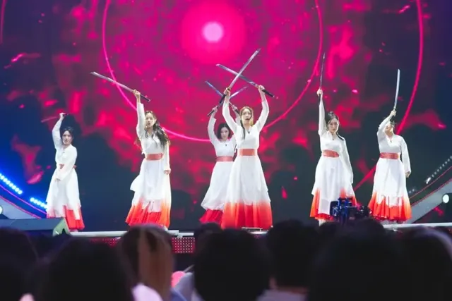 본선 1차 팀 배틀에 나선 현역부A의 검무 무대 | 파격적인 전개와 반전 무대에 대한 관심이 뜨겁다 /사진=TV CHOSUN ‘미스트롯4’ 공식 제공