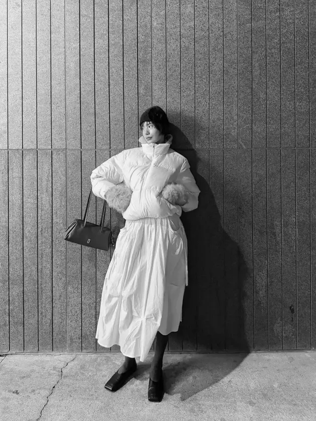 화이트 푸퍼 스타일 | 순백의 푸퍼와 스커트로 연출한 입체적 모노크롬 실루엣 /사진=나나 인스타그램