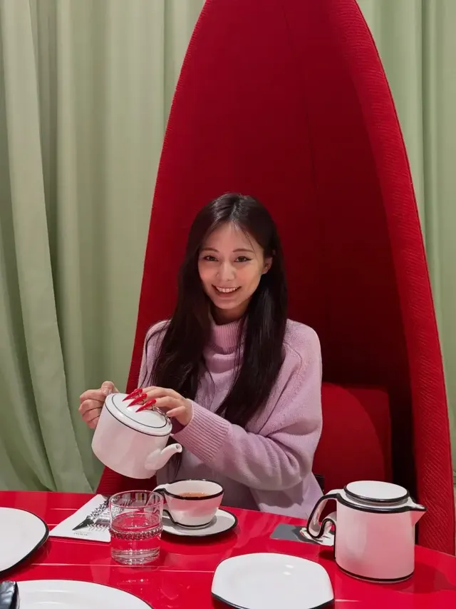 핑크 터틀넥 니트 & 레드 네일 | 강렬한 레드 배경과 대비되는 부드러운 니트 톱으로 완성한 시크한 티타임 룩 /사진=쯔위 인스타그램