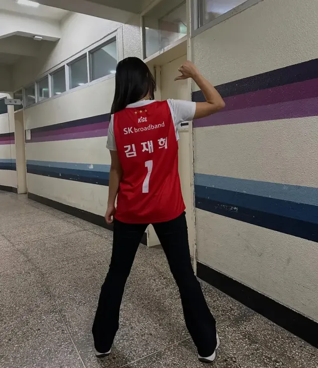 #이름표_딱 #뒷모습도_우승 | 자신의 이름이 새겨진 No.1 저지로 완성한 특별한 팬심 /사진=김재희 인스타그램