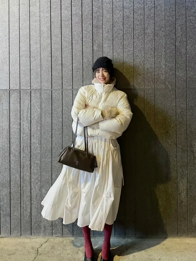 버건디 포인트 | 화이트 룩에 강렬한 에너지를 더하는 컬러 타이츠와 스퀘어 토 /사진=나나 인스타그램