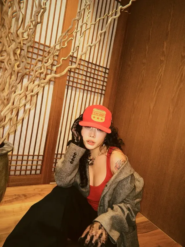 헤링본 재킷 & 레이스 글러브 | 안 어울릴 듯 완벽한 조화를 이루는 고단수 믹스매치 /사진=허니제이 인스타그램