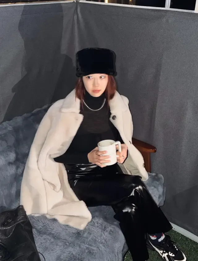 블랙 퍼 햇 & 스니커즈 | 화려한 소품과 스포티한 신발의 위트 있는 믹스매치 /사진=다솜 인스타그램