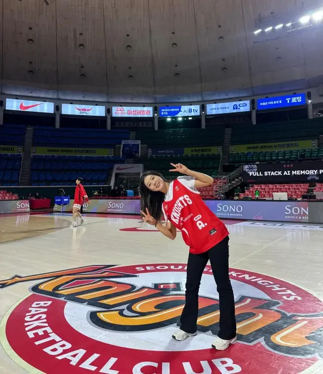 #SK나이츠저지 #스포티룩 | 농구 코트 중앙에서 레드 저지와 블랙 팬츠로 완성한 완벽한 비율의 스포티 무드 /사진=김재희 인스타그램