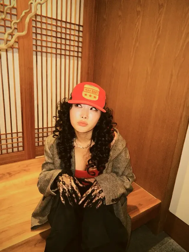 풍성한 컬 헤어 스타일 | 자유로운 영혼의 에너지가 느껴지는 허니제이표 뷰티 룩 /사진=허니제이 인스타그램