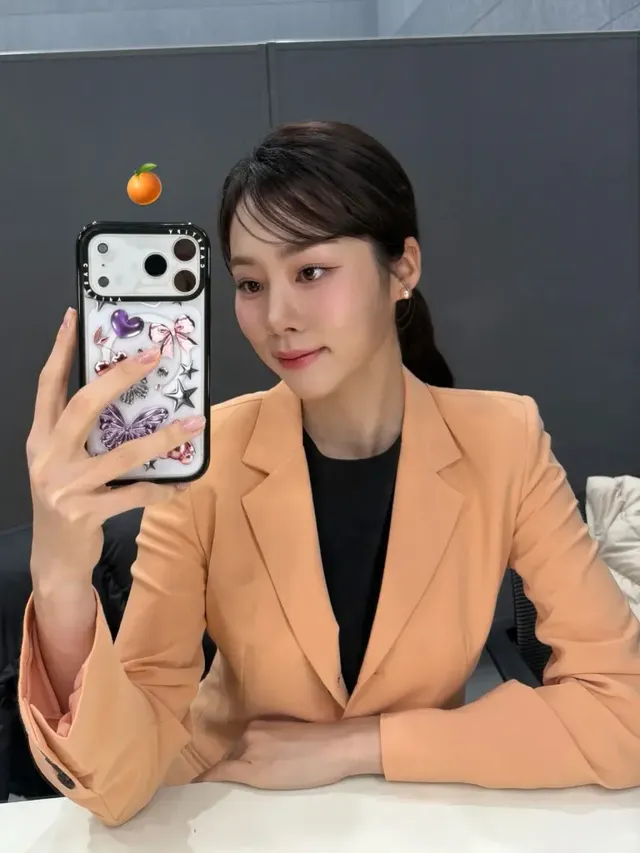 거울 셀피 룩 | 단정한 수트와 대비되는 화려한 폰 케이스로 반전 매력 선사 /사진=노윤주 인스타그램