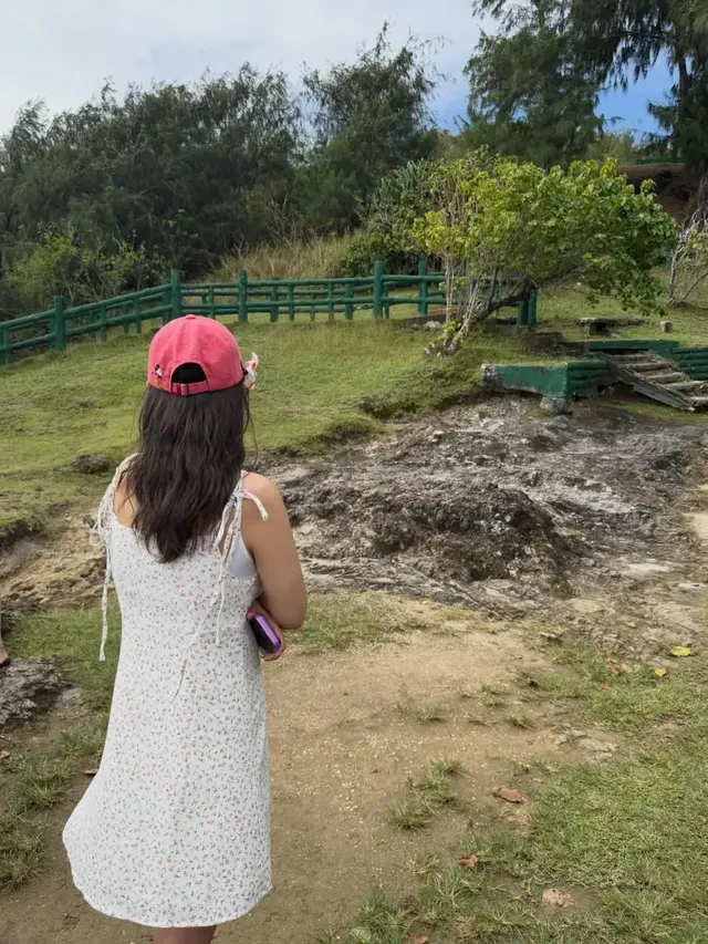 꽃을 든 신지 | 레드 캡에 꽃을 꽂은 센스 넘치는 연출로 완성한 휴양지 미모 /사진=신지 인스타그램