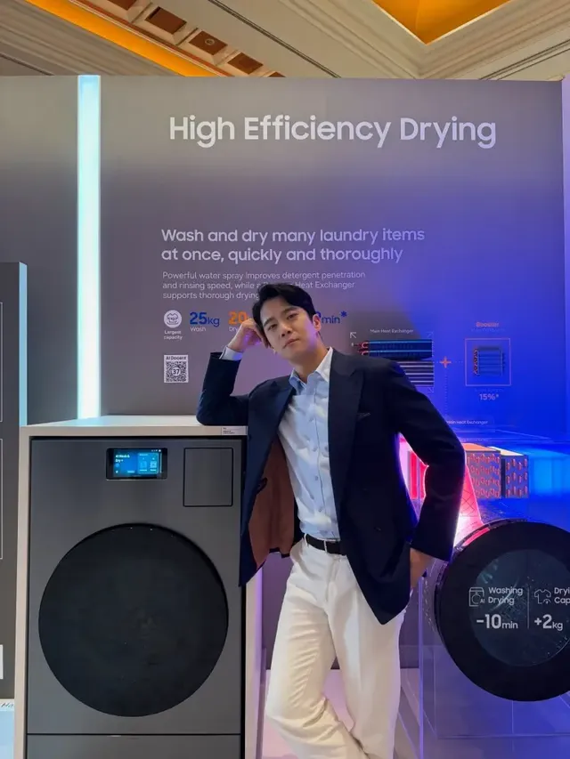  네이비 & 화이트 룩 | 스마트 가전 부스도 런웨이로 만드는 ‘공대 오빠’의 위엄 /사진=하석진 인스타그램