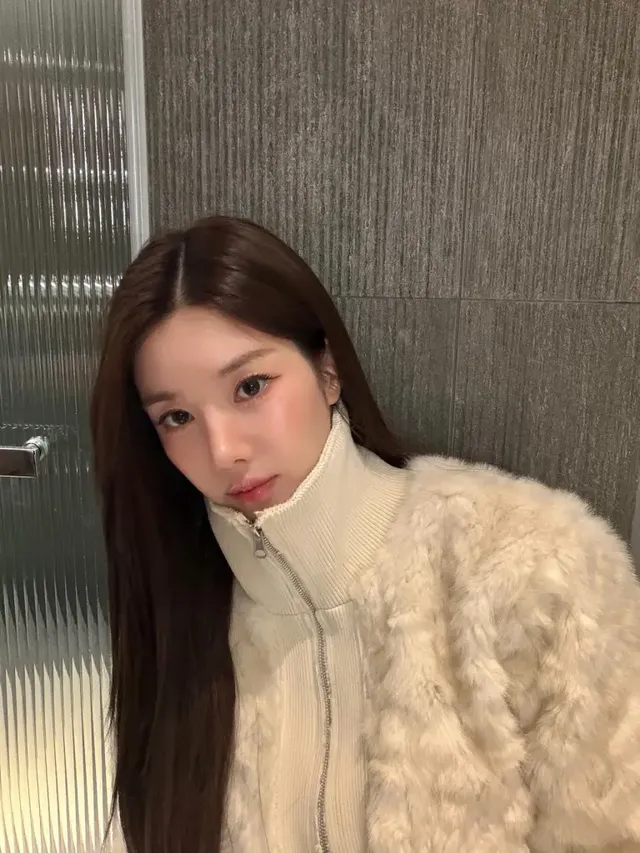 라일리 크리미 룩 | 눈동자에 은하수를 박은 듯한 권은비의 치명적인 눈빛 /사진=권은비 인스타그램