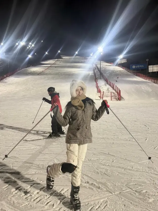 #윈터룩 #체크재킷 | 체크 패턴 재킷과 퍼 햇으로 완성한 귀엽고 활동적인 스키 스타일링 /사진=시은 인스타그램