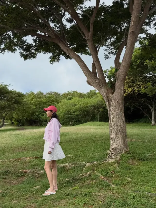 숲속의 요정 | 푸른 잔디와 나무 사이에서 돋보이는 내추럴한 힐링 모먼트 /사진=신지 인스타그램