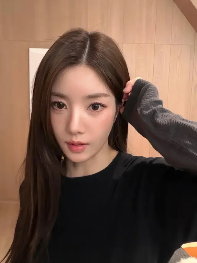 블랙 톱 미학 | 심플한 블랙 의상으로 강조한 