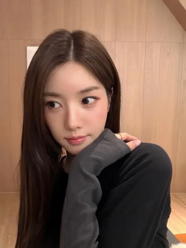 렌즈 타운 화보 컷 | 시선이 닿는 곳마다 화보로 만드는 독보적 아우라 /사진=권은비 인스타그램