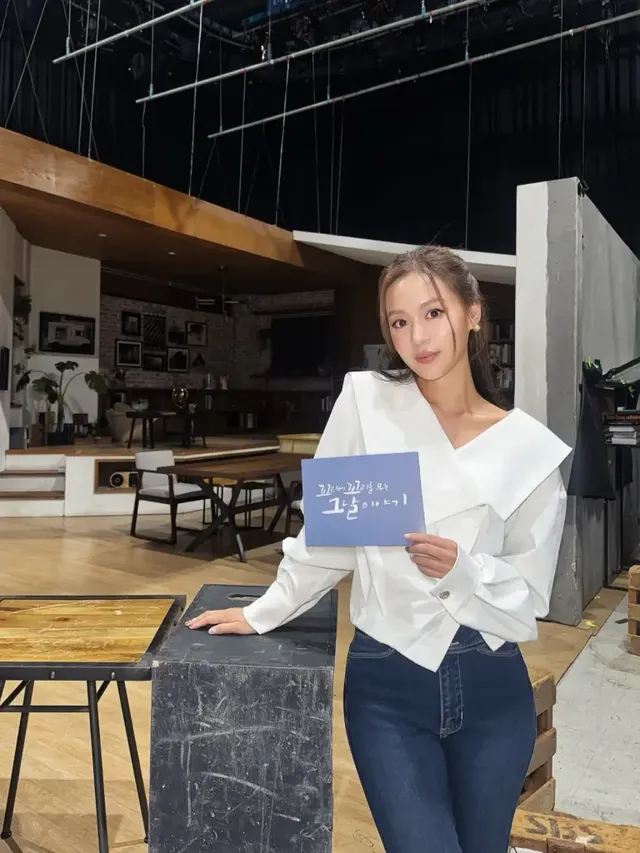 구조적 화이트 셔츠 | 칼라 디테일 하나로 스튜디오를 압도하는 김희정의 아키텍처럴 룩 /사진=김희정 인스타그램