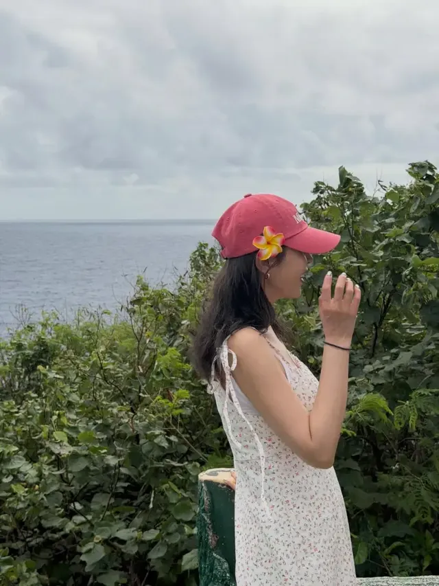 인간 비타민의 정석 | 핑크색 후드와 플로럴 원피스로 완성한 ‘과즙미’ 팡팡 스타일링 /사진=신지 인스타그램