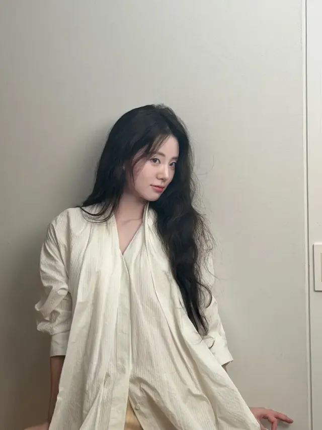 내추럴 스트라이프 셔츠 | 구김마저 디자인으로 승화시킨 신시아의 결점 없는 화이트 룩 /사진=신시아 인스타그램