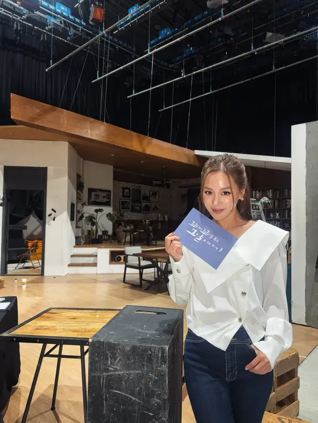 큐시트 인증샷 | 화이트 셔츠와 데님의 클래식한 조합으로 완성한 지적인 무드 /사진=김희정 인스타그램