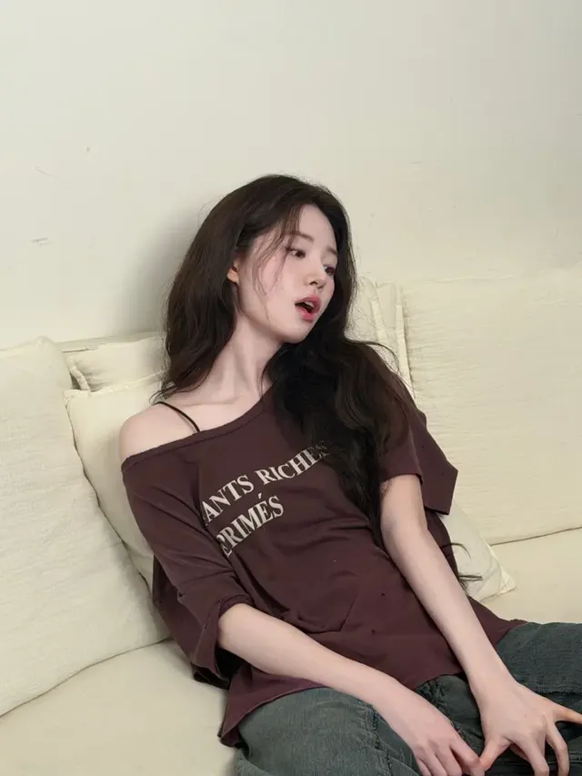 오버사이즈 레터링 티 | 흘러내린 어깨선으로 완성한 힙하고 나른한 빈티지 무드 /사진=신시아 인스타그램