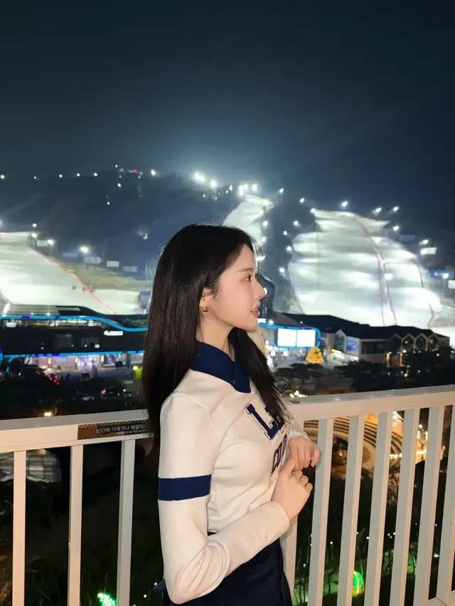 #스키장패션 #야간스키 | 화려한 조명이 빛나는 슬로프 배경 속에서 우아한 옆태를 뽐내는 시은 /사진=시은 인스타그램
