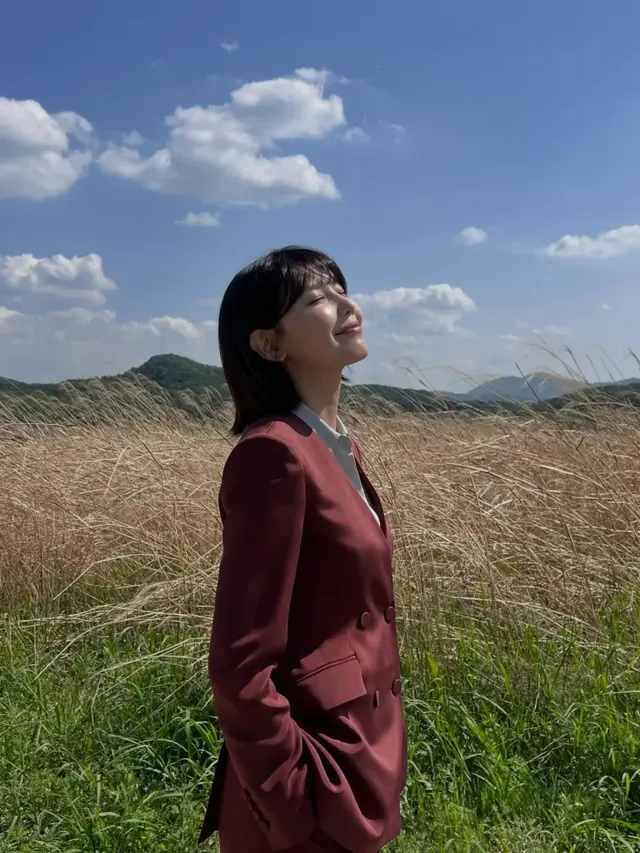 오피스-시크 룩 | 화이트 셔츠와 배지 디테일로 완성한 당당하고 세련된 커리어우먼 무드 /사진=최수영 인스타그램