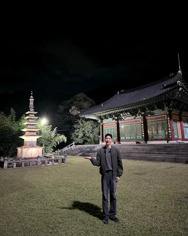 톤온톤 미니멀룩 | 밤의 사찰마저 런웨이로 만드는 정갈한 실루엣 /사진=이제훈 인스타그램