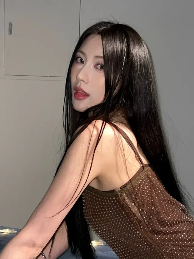 스팽글 시스루 룩 | "막내의 반란" 스팽글로 완성한 고혹적인 유토피아적 미학 /사진=오하영 인스타그램