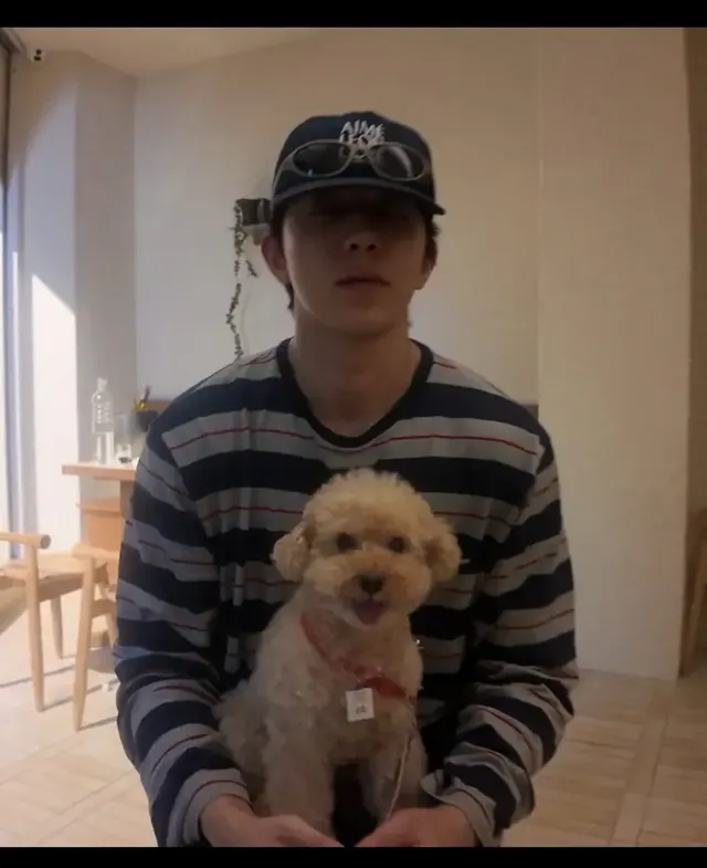 스트라이프 티셔츠 & 볼캡 | 반려견과 커플 ‘멍뭉미’ 발산 중인 무장해제 일상 룩 /사진=남주혁 인스타그램