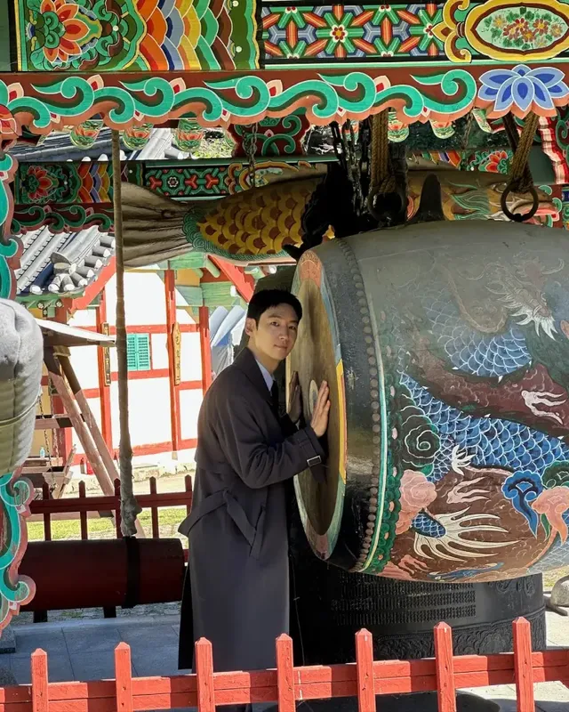 클래식 맥 코트 | 전통의 미학 속에서 피어난 현대적인 클래식 아우라 /사진=이제훈 인스타그램