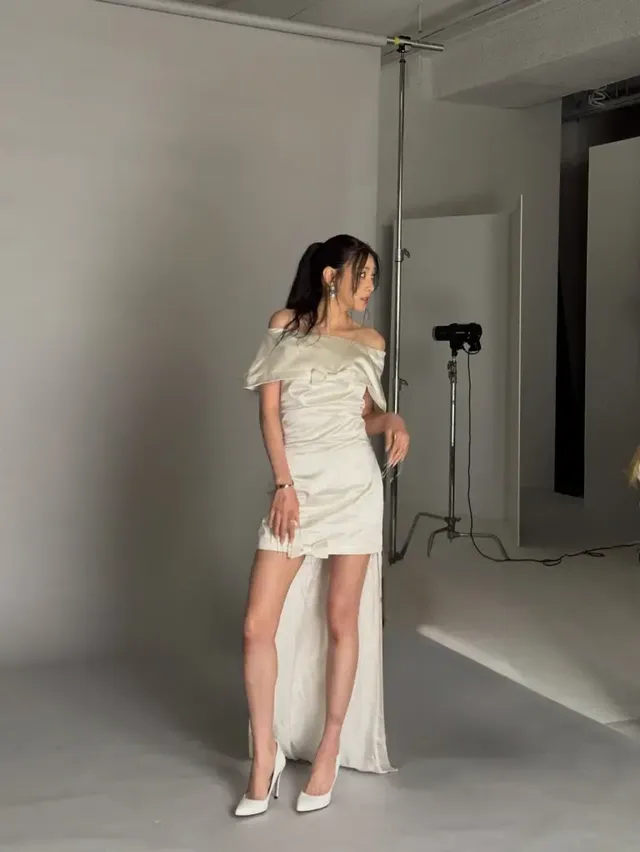 화이트 오프숄더 드레스 | "걸어 다니는 바비인형" 실루엣으로 스튜디오 압도한 오하영 /사진=오하영 인스타그램