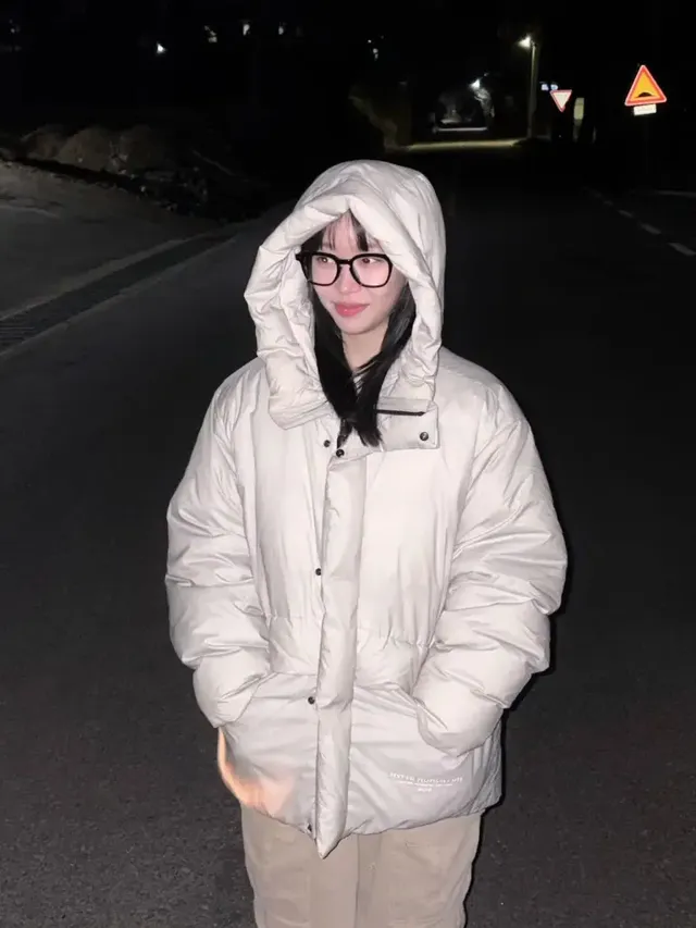 아이보리 푸퍼 패딩 | 후드 속에 쏙 숨은 얼굴, 겨울밤의 인간 마시멜로 /사진=수민 인스타그램