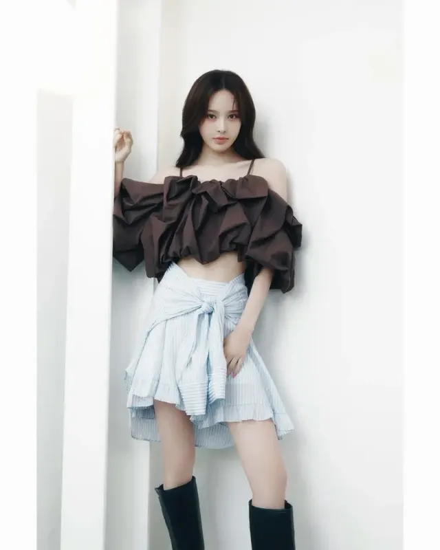 볼륨 셔링 탑 | 초코색 볼륨 상의로 연출한 드라마틱한 상체 실루엣 /사진=방지민 인스타그램