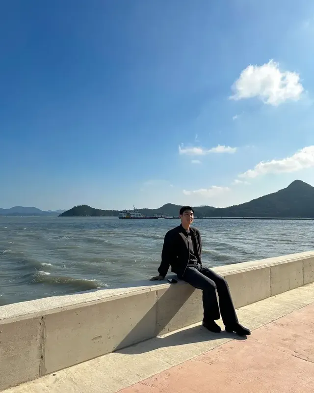 다크 브라운 블루종 | 바다보다 깊은 눈빛과 어우러지는 러프한 남성미 /사진=이제훈 인스타그램