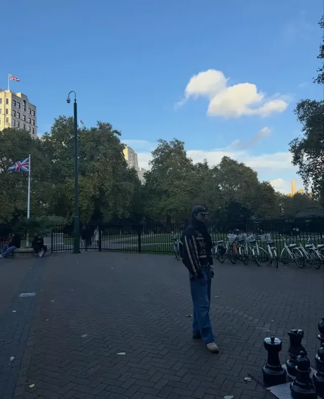 어반 워크웨어 & 와이드 데님 | 런던의 공기마저 힙하게 만드는 모델 출신 배우의 압도적 비율 /사진=남주혁 인스타그램