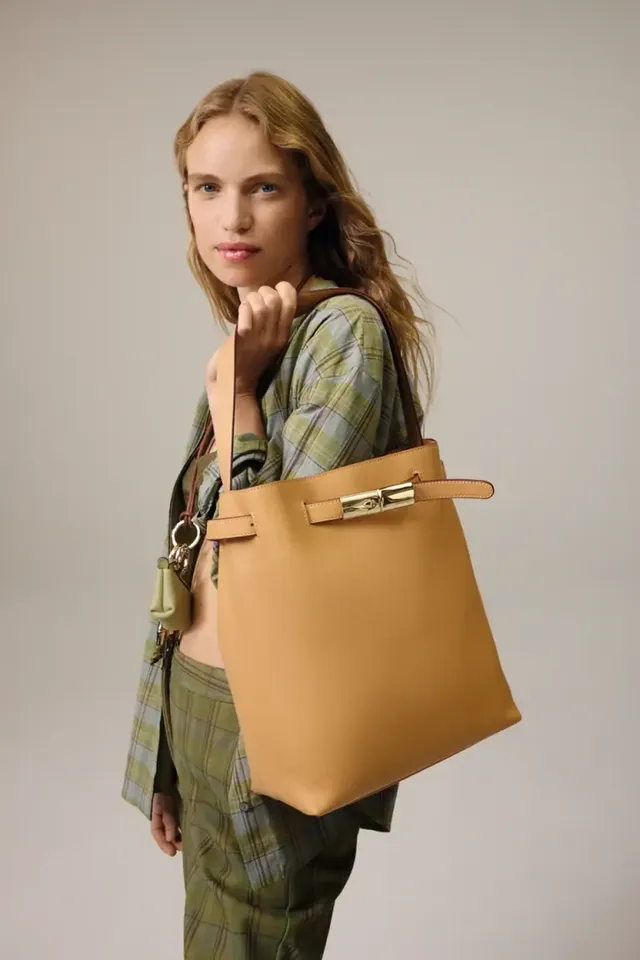 롱샴 르 스마트 백의 뱀부 토글 버클 벨트 디테일 | 하나의 가방으로 다양한 분위기를 연출할 수 있다 /사진=롱샴 제공