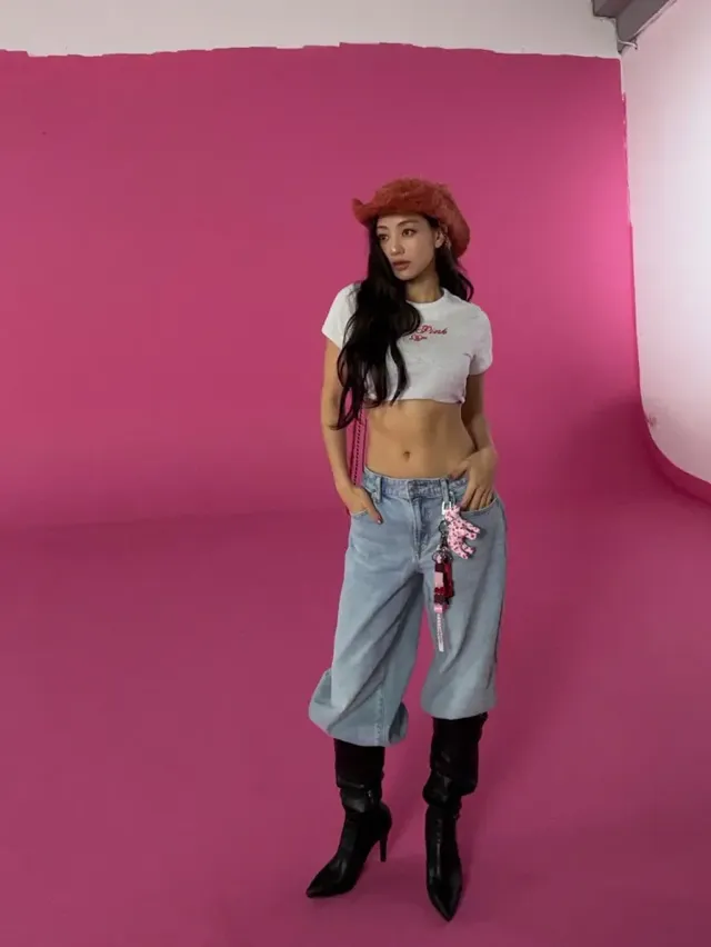 핑크 백드롭의 주인공 | 핑크빛 배경 속에서도 묻히지 않는 지효의 독보적인 이목구비 /사진=지효 인스타그램