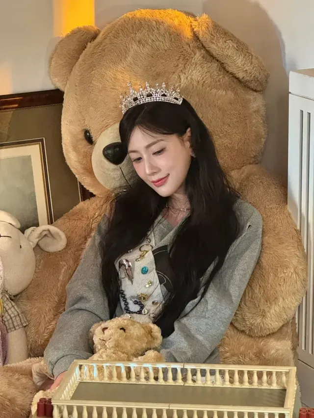 자이언트 베어 레이어링 | 포근한 스웨트셔츠에 화려한 브로치를 더한 