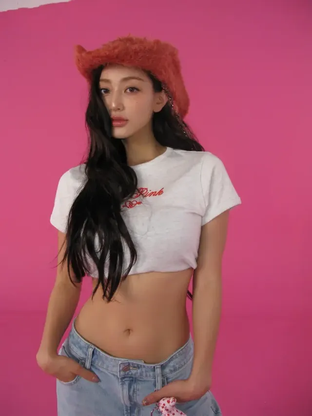 배기 데님 & 블랙 부츠 | 믹스매치의 정석을 보여주며 브루클린을 런웨이로 만든 전신 샷 /사진=지효 인스타그램