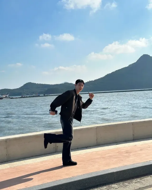 와이드 데님 룩 | ‘도기 기사’의 질주 본능을 담은 역동적인 데일리 패션 /사진=이제훈 인스타그램