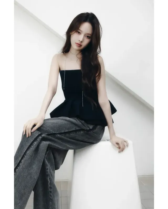 페플럼 & 데님 | 시크한 블랙 탑과 와이드 팬츠로 완성한 도도한 무드 /사진=방지민 인스타그램