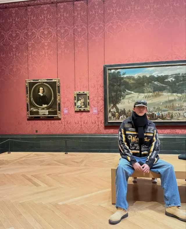 빈티지 그래픽 재킷 & 머플러 | 클래식한 미술관 배경을 압도하는 강렬한 스트릿 무드의 정수 /사진=남주혁 인스타그램