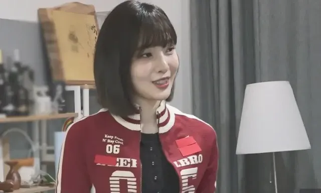 레드벨벳 조이가 바자회에 합류하며 거대한 물품 봉투를 들고 놀라움을 자아내고 있다.