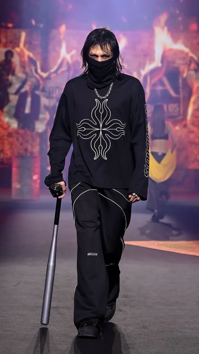  /사진=제목: 에드리엘로스, 서울패션위크 '탐욕' 컬렉션 성료 