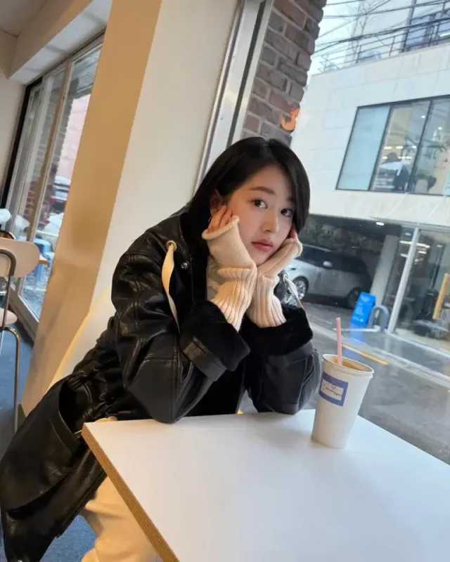 화이트 니트 셋업 | 입체적인 케이블 패턴으로 완성한 포근한 겨울 카페 룩 /사진=장다아 인스타그램