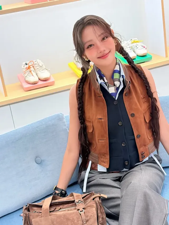 브레이드 헤어 & 레더 액세서리 | 소녀스러운 땋은 머리와 터프한 가죽 스트랩의 짜릿한 공존 /사진=민니 인스타그램