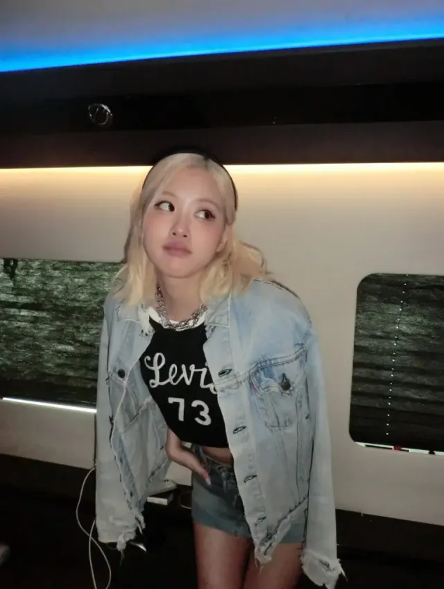 라이트 블루 트러커 재킷 | 거친 컷오프 디테일로 완성한 Y2K 무드의 정점 /사진=로제 인스타그램