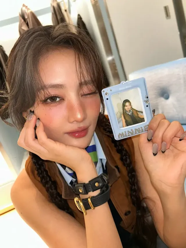 윙크 포토카드 & 치크 메이크업 | 홍콩의 시선을 사로잡은 민니만의 몽환적이고 러블리한 페이스 /사진=민니 인스타그램